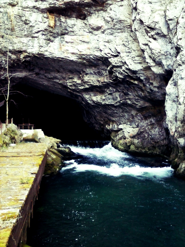 entrance to Planina cave