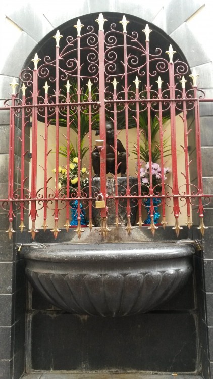 Jeanneke Pis that is protected with iron bars (from vandalism?)