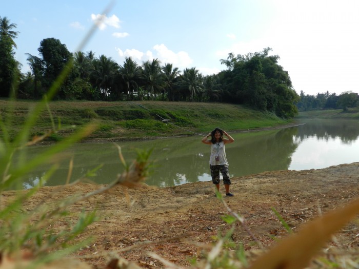 With the rent-a-bike, I ended up visiting breathtaking places where there is no one. This photo was taken by the Sangkae River, Wat-Kor Village, Battambang city.