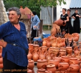 Selling pottery at the road resting area