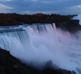 The Niagara Falls became pink in the evening