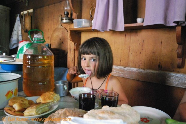 Svans girl eats sour milk (matzoni), Ipari