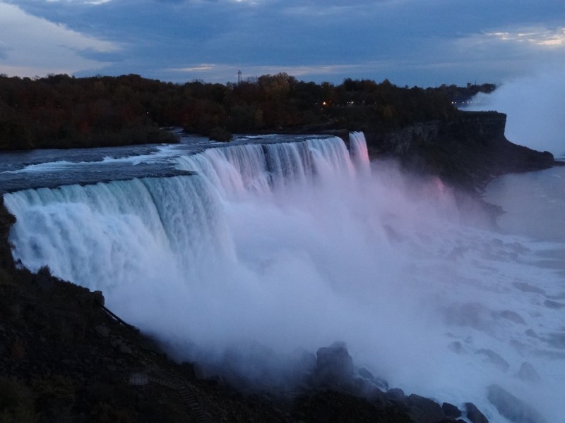 The Niagara Falls became pink in the evening