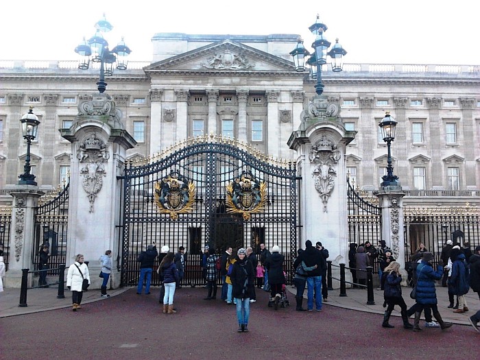 Between the gates you can admire the guards of the Buckingham Palace London