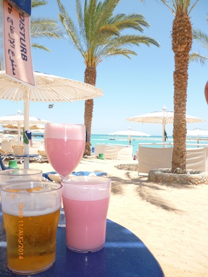 Drinks and relaxing under the palm trees, perfect holiday combination