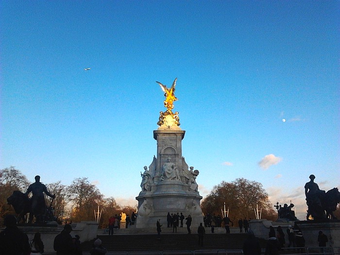 The statue in front of the Buckingham Palace London