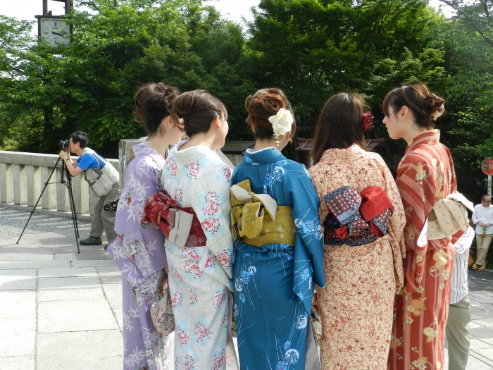 girls wearing Kimono in Kyoto