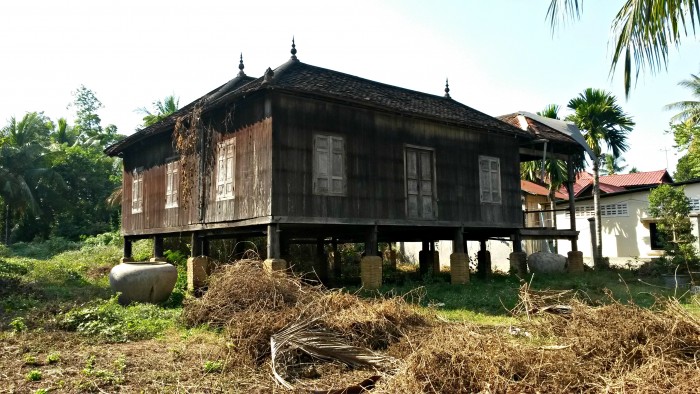 I like the way they make Khmer houses. Wat Kor village, Battambang.